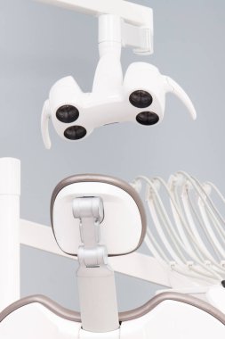 Stomatoloji ofisinde diş hekimleri tarafından kullanılan alet ve aksesuarlarile diş sandalyesi