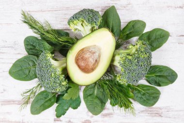 Kaynak olarak yeşil meyve ve sebzeler, sağlıklı beslenme kavramı