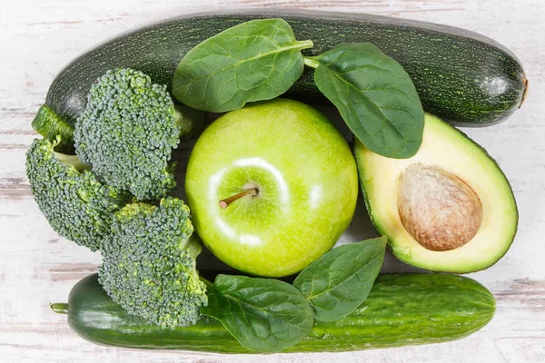Natürliche grüne Inhaltsstoffe als Quelle von Vitaminen und Mineralien — Stockfoto