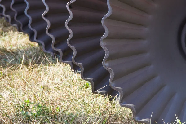 Bagian hitam dari pertanian disk harrow. Konsep teknologi modern dalam pertanian — Stok Foto