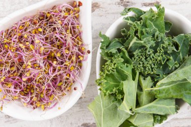 Sebze yaprakları ile taze kale lahanası. Doğal sağlıklı vitaminler ve mineraller içeren gıda