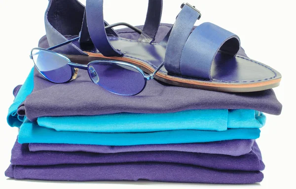 Sukovitý sandály a sluneční brýle s modrými šaty. Bílé pozadí — Stock fotografie