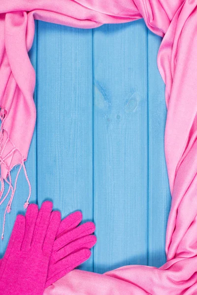 Telaio di guanti e scialle per donna su tavole. Copia spazio per testo — Foto Stock
