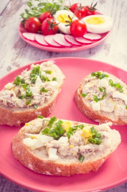 Dilim baget ile balık Yapıştır, yumurta, domates, turp