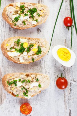 Taze uskumru balık ezmesi ile kabuklu sandviç, sağlıklı beslenme kavramı