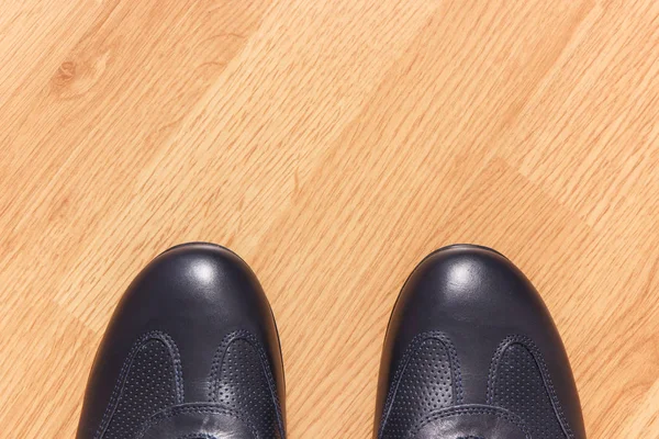 Elegante lederne marineblaue Schuhe für Herren an Bord, Platz für Text — Stockfoto