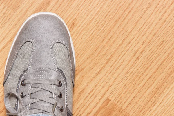 Eleganter, stilvoller grauer Schuh für Männer an Bord, Kopierraum für Text — Stockfoto