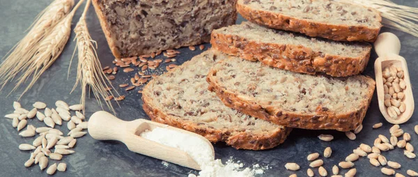 Pan integral para el desayuno, ingredientes para hornear y espigas de centeno o trigo — Foto de Stock