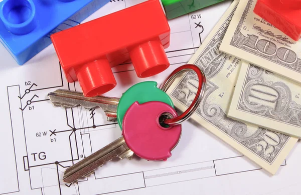 Las llaves de casa, bloques de juguetes y monedas dólar en el dibujo de la construcción de la casa. Costes de construcción — Foto de Stock