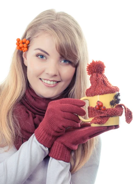 Foto vintage, niña sonriente en guantes sosteniendo taza de té con bufanda de lana y gorra — Foto de Stock
