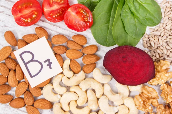 Kaynak mineral, vitamin B7 ve lif, kavram yeme besleyici olarak sağlıklı ürünler — Stok fotoğraf