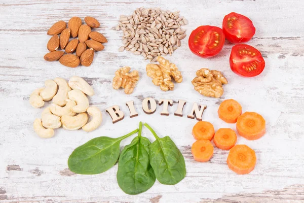 Productos saludables como minerales de origen, vitamina B7 y fibra, concepto de alimentación nutritiva — Foto de Stock