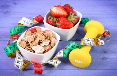 Taze çilek, buğday ve çavdar pul, halter ve santimetre, sportif ve sağlıklı yaşam tarzı