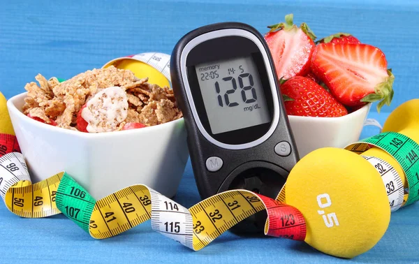 Glucometer con nivel de azúcar, alimentos saludables, pesas y centímetros, diabetes, estilo de vida saludable y deportivo — Foto de Stock