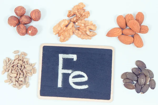 Επιγραφή FE και τα συστατικά ως πηγή σιδήρου, Ωμέγα οξέα, βιταμίνες, μέταλλα και φυτικές ίνες — Φωτογραφία Αρχείου