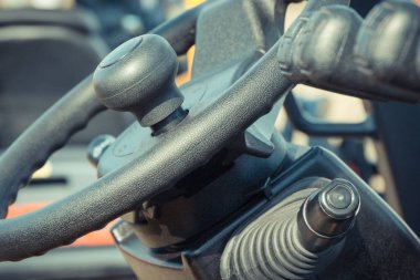 Yükleyici makinesinde direksiyon simidi ve çalışma kontrol kolları