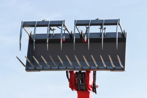 Landwirtschaftliche Lademaschine, die für den Transport von Strohballen verwendet wird. Modernes Technologiekonzept — Stockfoto