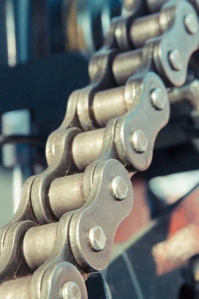 Metalen ketting in agrarische of industriële machines. Technologie — Stockfoto