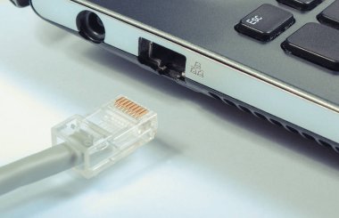 Bağlantısı kesilen internet kablosunun dizüstü bilgisayara kapatılması