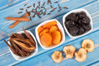 Malzemeler ve kurutulmuş meyve kompostosu hazırlanması için baharat