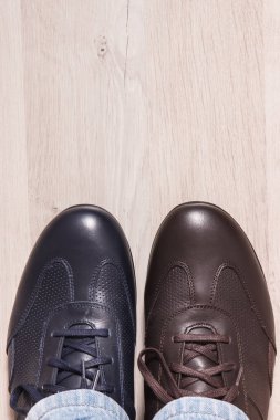 Gemide rahat çok renkli deri ayakkabı, erkek ayakkabı, metin için yer