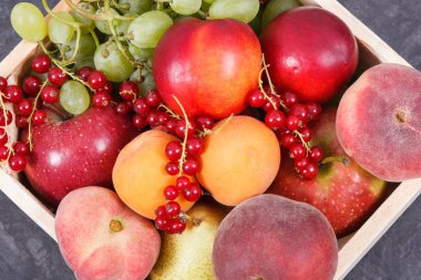 Kaynak mineraller ve vitaminler olarak taze meyve. Zayıflama ve diyet konsepti