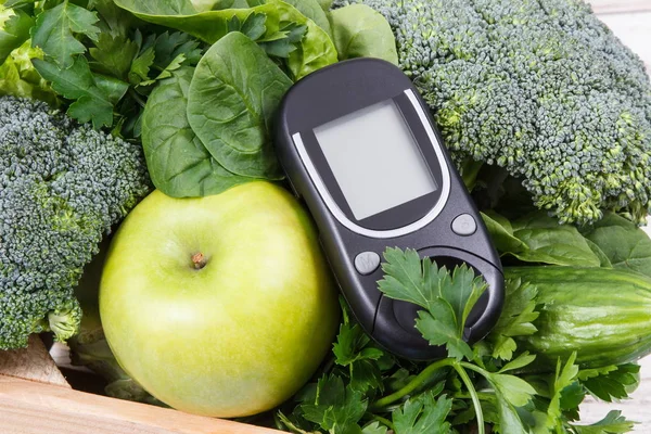 Glucometru pentru verificarea nivelului de zahăr și a fructelor naturale verzi cu legume. Dezintoxicare corporală și nutriție sănătoasă în timpul diabetului — Fotografie, imagine de stoc
