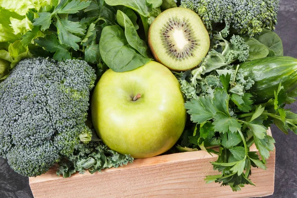 Friss zöld gyümölcsök zöldségekkel. Egészséges táplálkozás, diétázás és testméregtelenítés fogalma — Stock Fotó