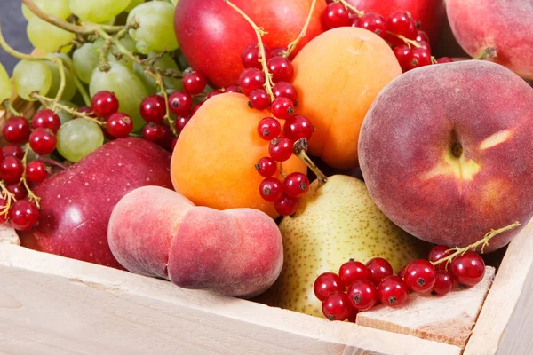 Alça de frutas em caixa de madeira como lanche saudável ou sobremesa contendo vitaminas naturais — Fotografia de Stock