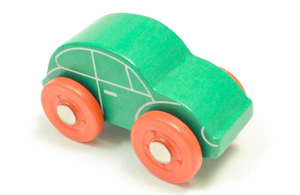 Carro de brinquedo de madeira verde no fundo branco — Fotografia de Stock