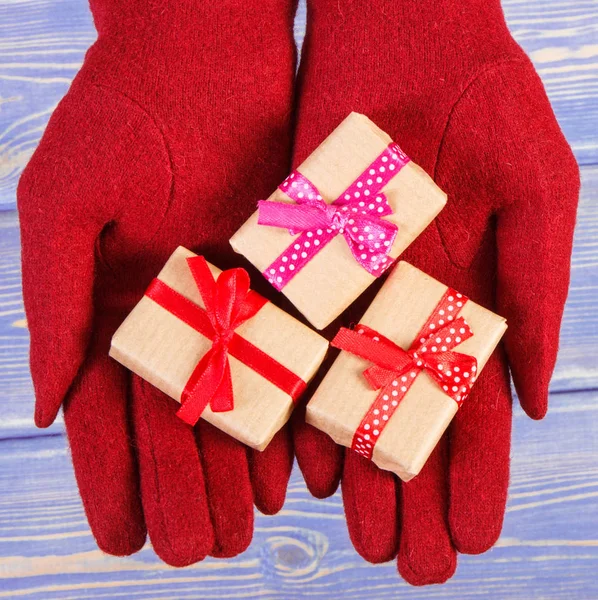 Τα χέρια της γυναίκας με δώρα για τα Χριστούγεννα ή άλλη γιορτή — Φωτογραφία Αρχείου