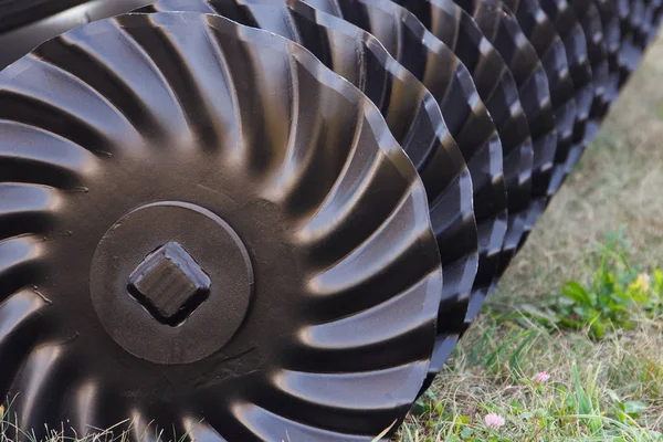 Parte negra de la grada de disco agrícola. Concepto de tecnología moderna en la agricultura — Foto de Stock