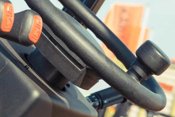 Yükleme makinesinde kontrol panelleri ve direksiyon simidi çalıştırılıyor