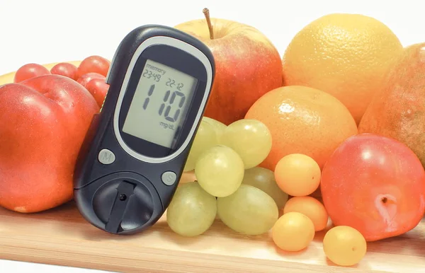 Glükózmérő cukorszinttel és friss gyümölcsökkel. Egészséges táplálkozás cukorbetegség alatt — Stock Fotó
