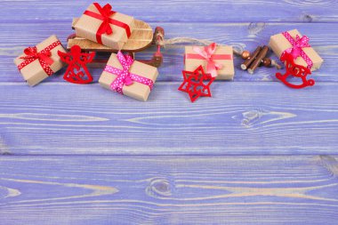 Ahşap kızak ve kurdeleler ile sarılmış hediyeler Noel ya da diğer kutlama, kopya alanı için metin için