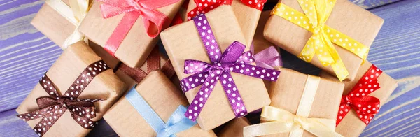 Ingepakte cadeaus met kleurrijke linten voor Kerstmis of andere viering — Stockfoto