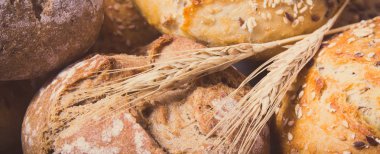 Tam tahıllı ekmek veya tohumlu ekmek ve çavdar tohumu. Vintage fotoğraf