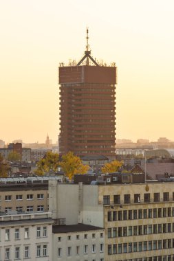 Poznan, Polonya - 12 Ekim 2018: Polonya Ekonomi ve İş Üniversitesi Poznan 'da gün batımında görüntüleme