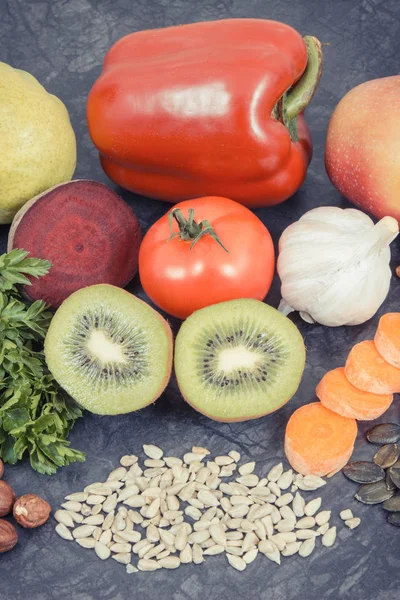 Beste voedzame voedsel voor nieren gezondheid en jicht ontsteking. Gezond eten als bron vitaminen — Stockfoto