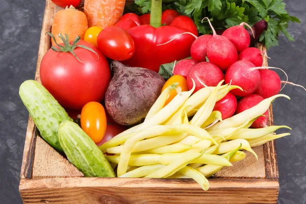 Verse groenten als bron van mineralen en vitaminen. Gezonde levensstijl, afslanken en dieet — Stockfoto