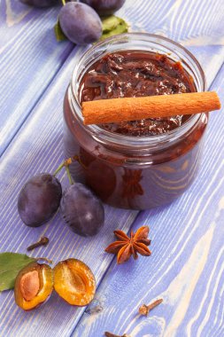 Cam kavanozda erik reçeli veya reçel, tahtada meyve ve baharat, tatlı tatlı tatlı konsepti
