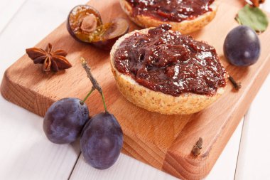 Erik reçeli veya ahşap kesme tahtası, Kahvaltı kavramı üzerinde reçel ile taze hazırlanmış sandviçler