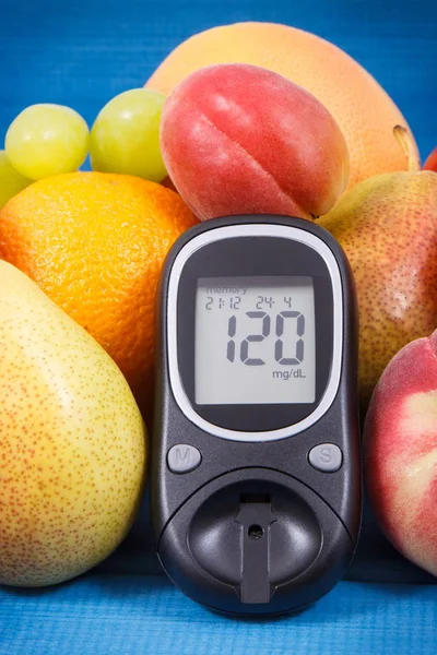 Glukometer för att mäta socker nivå och hälsosam närings rik mat som källa vitaminer, diabetes koncept — Stockfoto