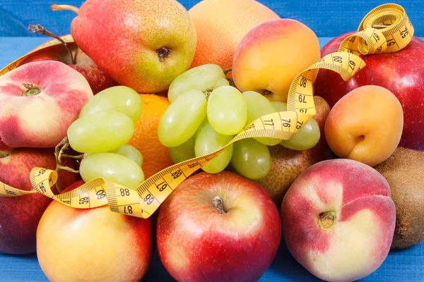 天然ビタミン、痩身、健康的な栄養コンセプトを含むヘルシーデザートとして栄養価のあるフルーツ — ストック写真