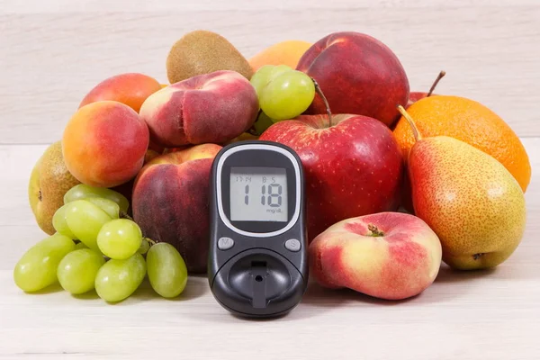 Glucomètre avec le résultat de la mesure du taux de sucre et des aliments sains comme source de vitamines, concept de diabète — Photo