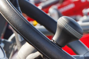 Araç veya diğer tarım makinesinde direksiyon simidi