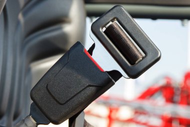 Arabadaki emniyet kemeri ya da endüstriyel makineler. Sürüş konseptinden önce emniyet kemerini kapat