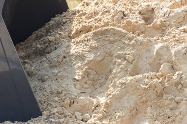 Toprak ya da kumla çalışan büyük bir kazıcı küreği.