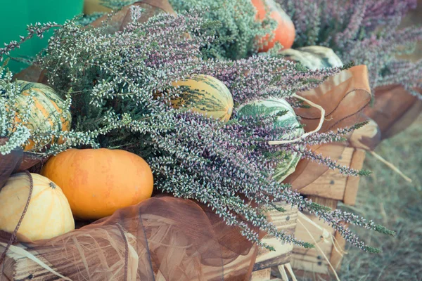 Decoraciones hechas de brezo y verduras. Concepto de tiempo de cosecha —  Fotos de Stock