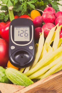 Şeker seviyesi ve sebzeleri diyabet sırasında vitamin içeren sağlıklı bileşenler olarak kontrol etmek için glukometre